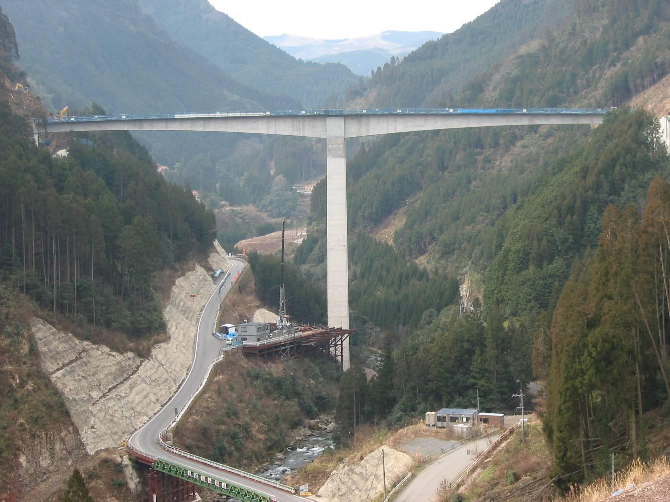 大山ダム付替町道貯水池横断橋